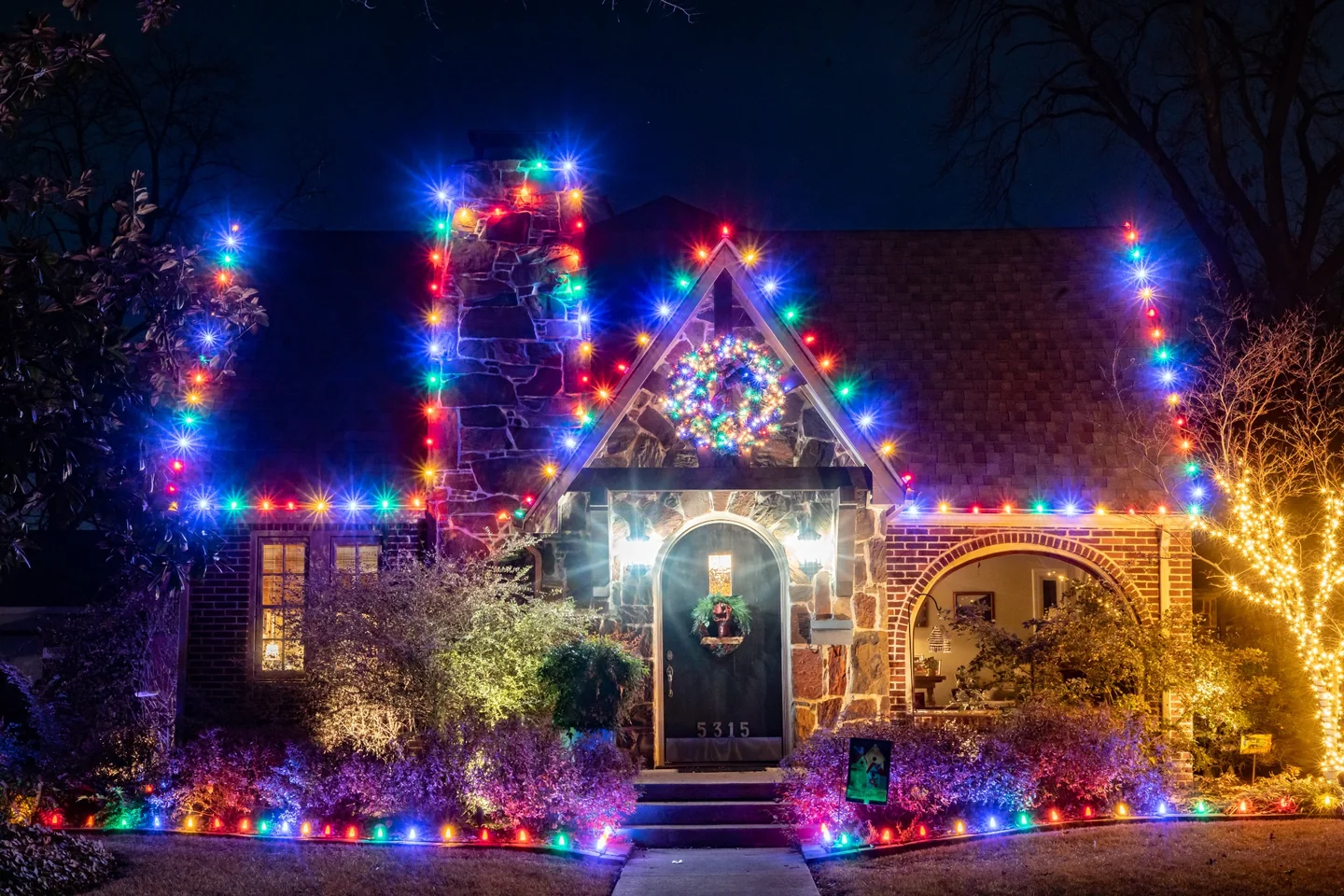How to Choose Christmas Light Colors for Your Home
