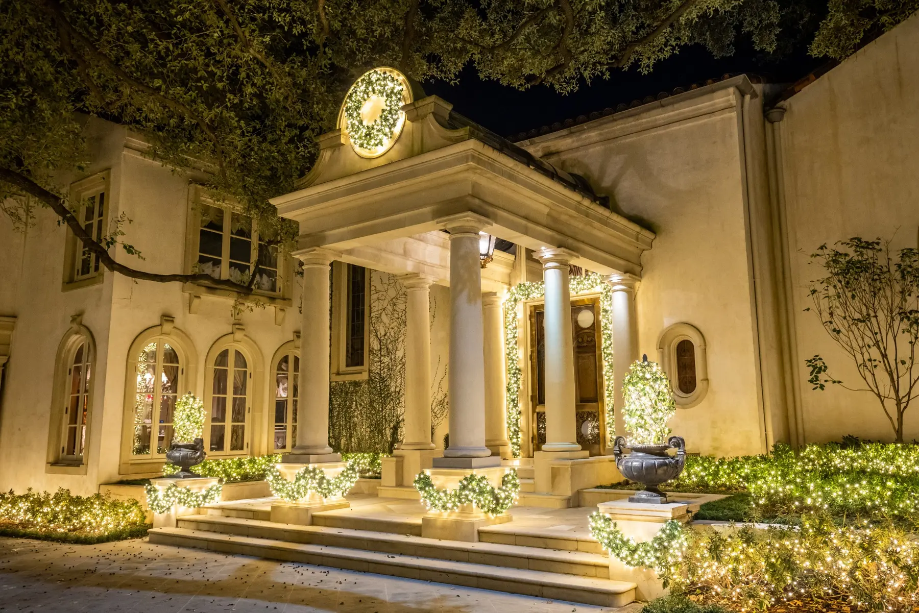 Warm-white residential holiday lighting available in Calallen Corpus Christi
